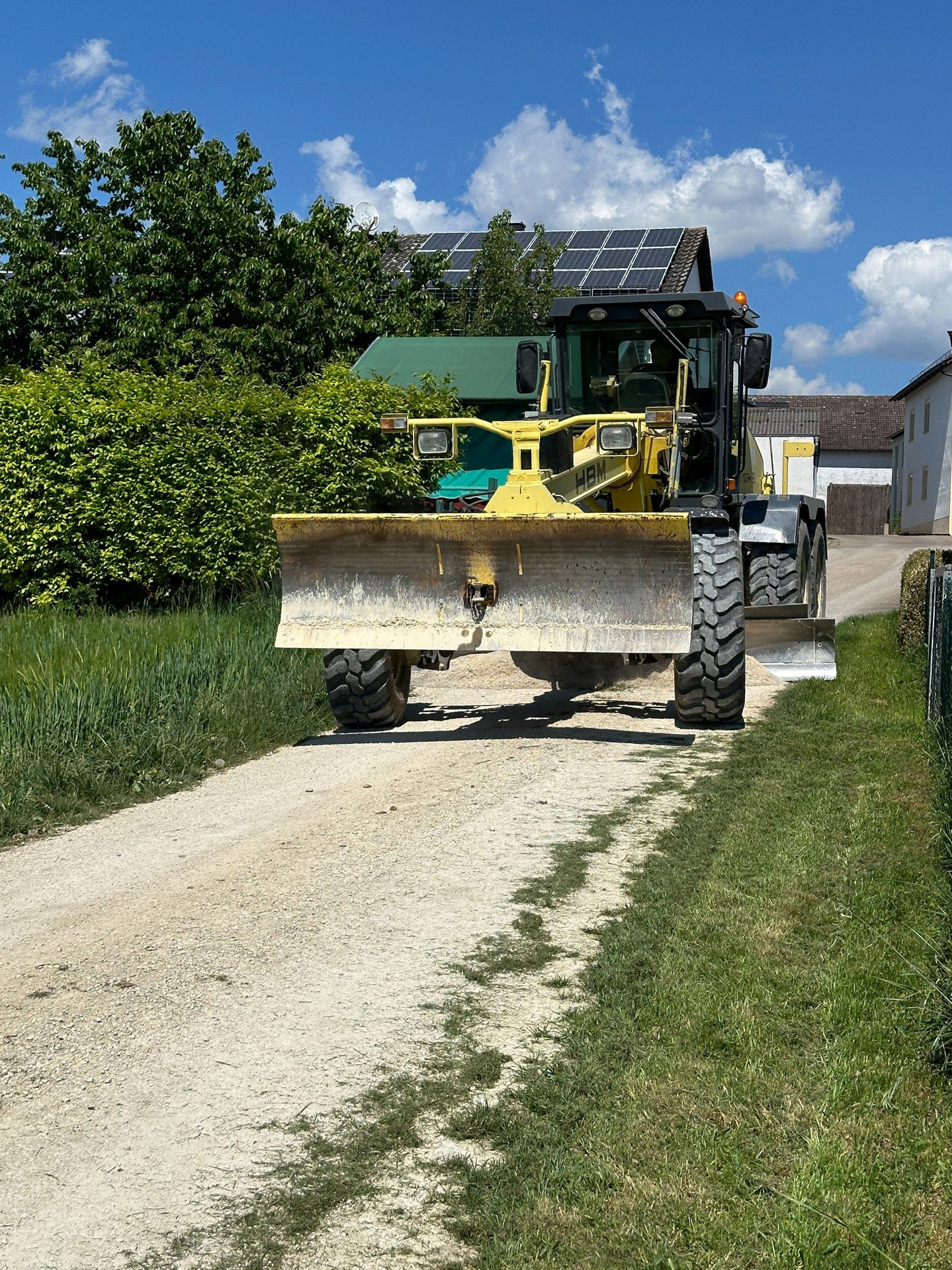Graswasen mit dem Grader abtragen