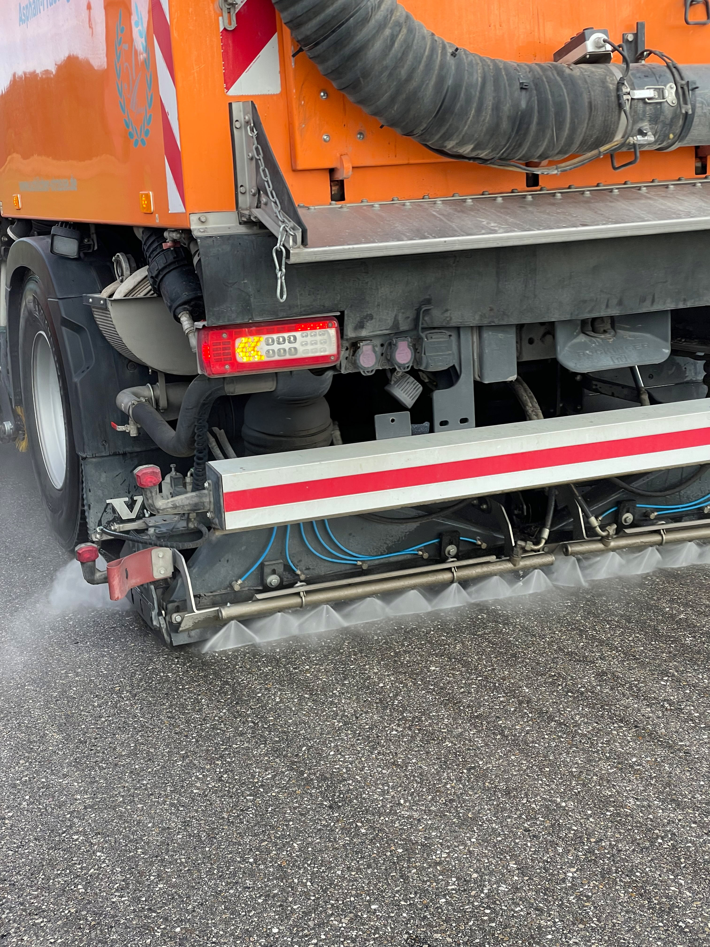 Vorreinigung mittels Kehrmaschine mit HD.