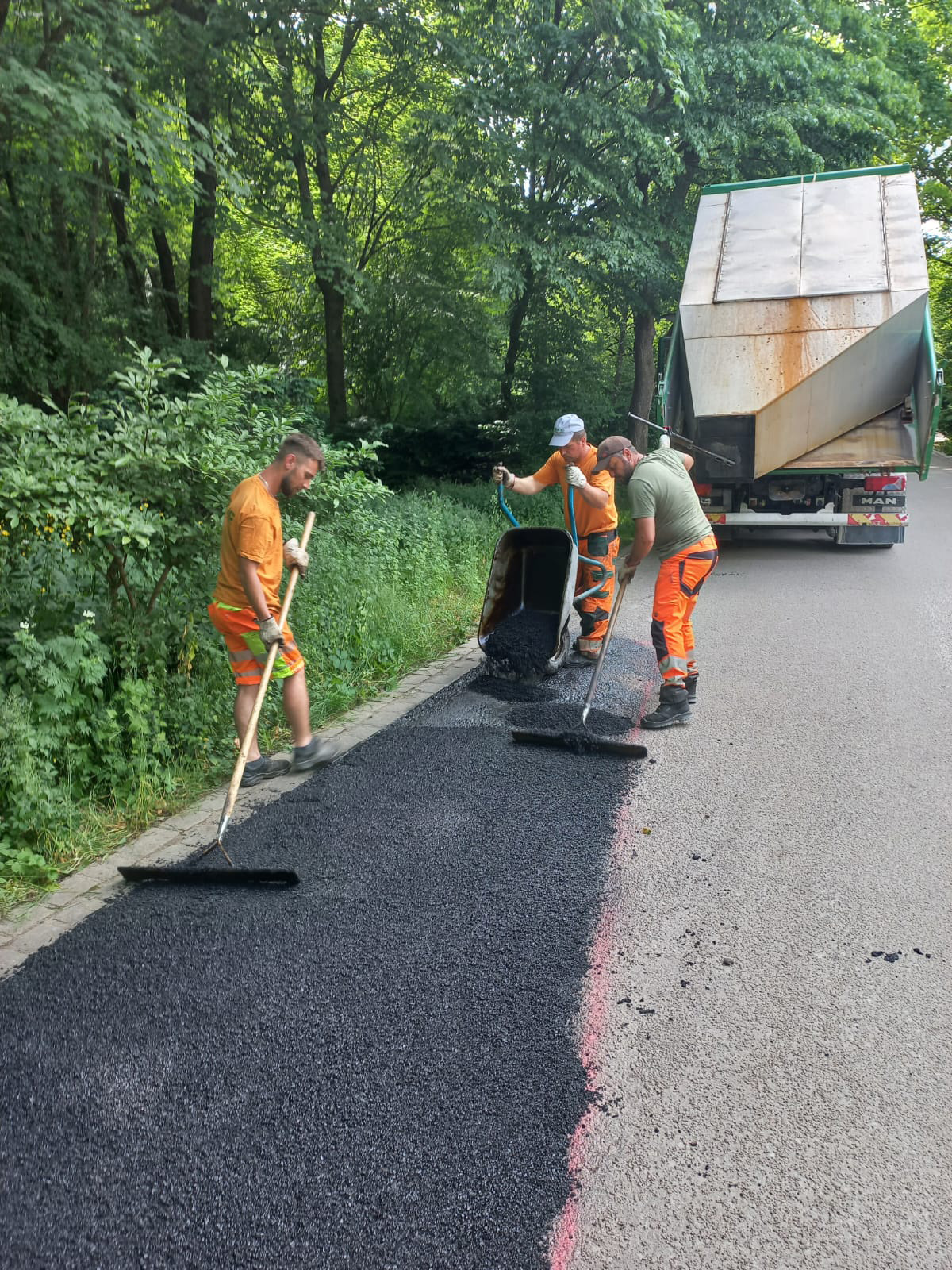 Vorprofilierung mit Heißasphalt im Handeinbau.