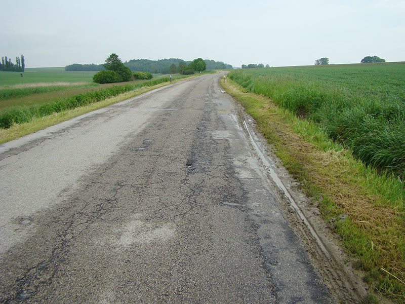 Schadensbild::Beschädigte Fahrbahnbankette