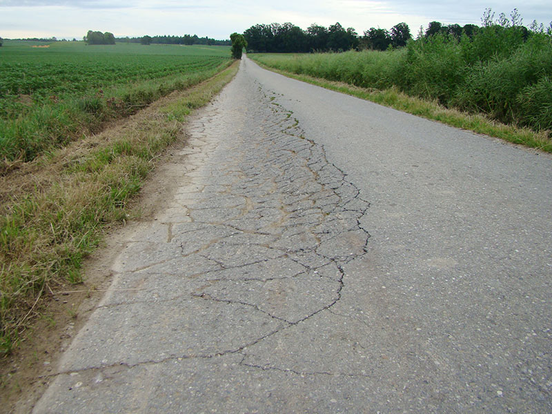 Schadensbild::Stark beschädigter Wirtschaftsweg mit eingeschränkter Funktionalität