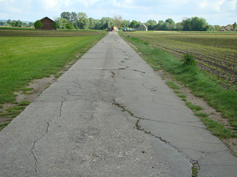 Schadensbild::Sanierungsbedürftige Betonfahrbahndecke