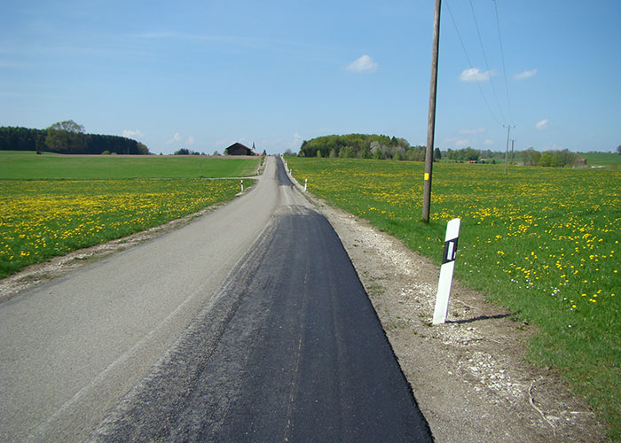 Profilausgleich::Profilausgleich mit Heißasphalt im Randbereich