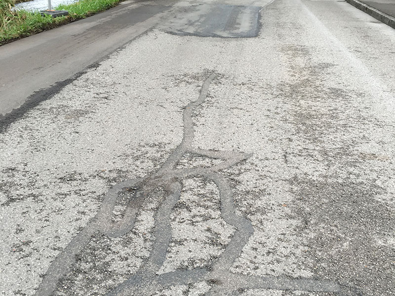 Ausmagerungen::Schadhafte Fahrbahn innerorts