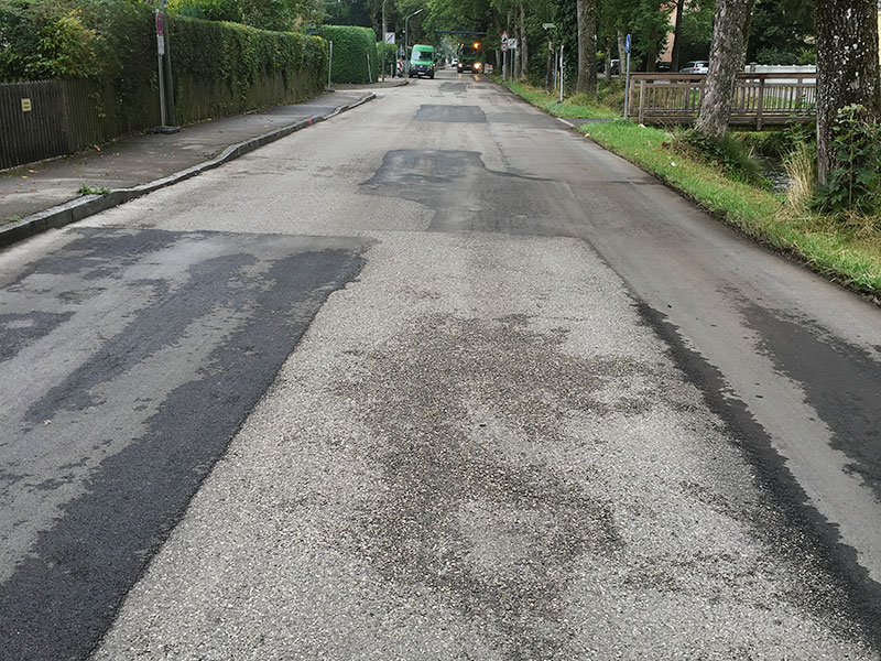 Verschiedene Strukturen::Schadhafte Fahrbahn innerorts